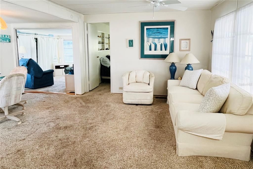 待售: $98,000 (2 贝兹, 1 浴室, 879 平方英尺)