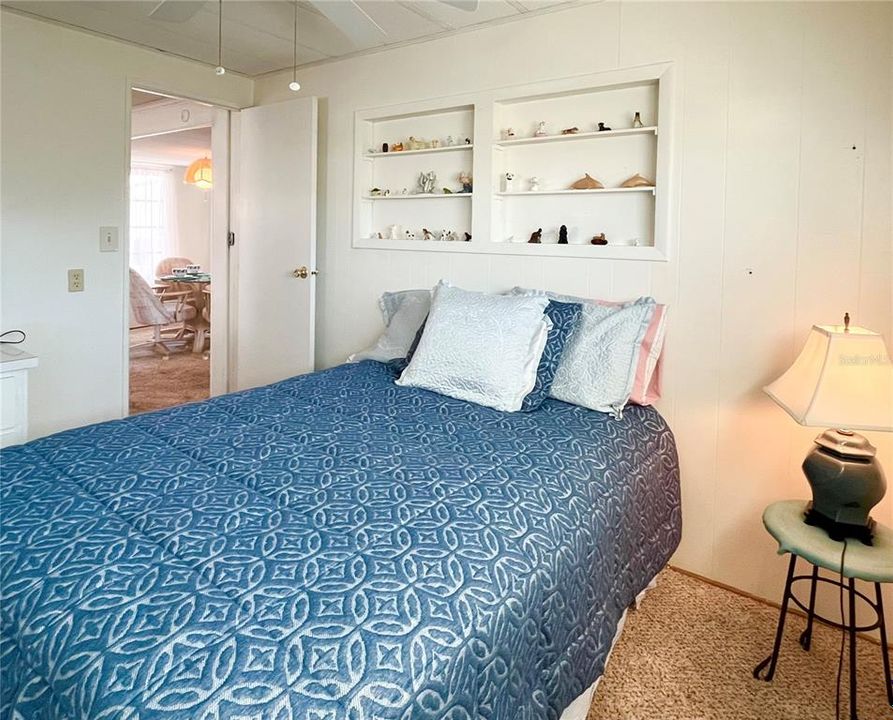 待售: $98,000 (2 贝兹, 1 浴室, 879 平方英尺)