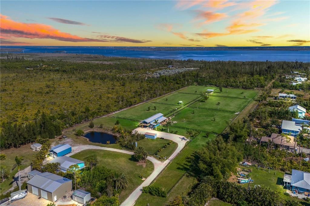 На продажу: $998,888 (8.85 acres)