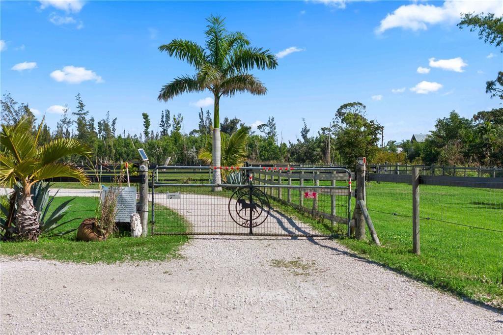 На продажу: $998,888 (8.85 acres)