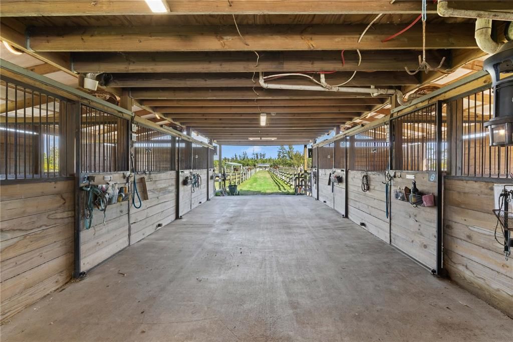 На продажу: $998,888 (8.85 acres)