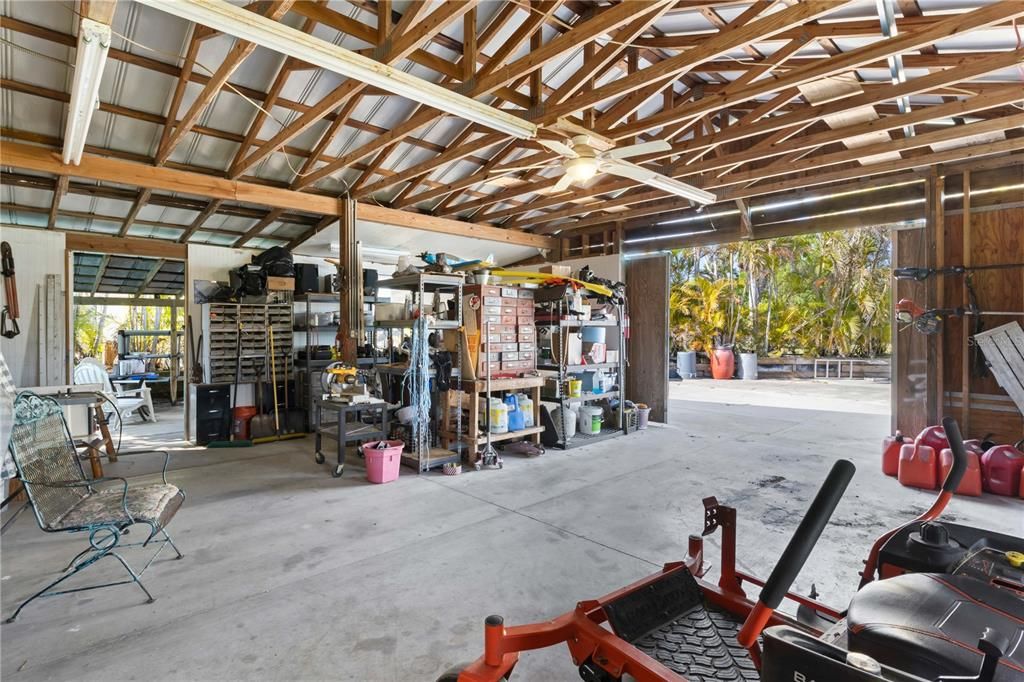 На продажу: $998,888 (8.85 acres)