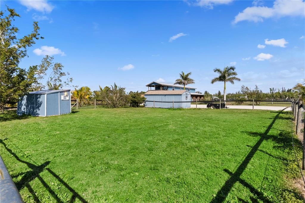 На продажу: $998,888 (8.85 acres)