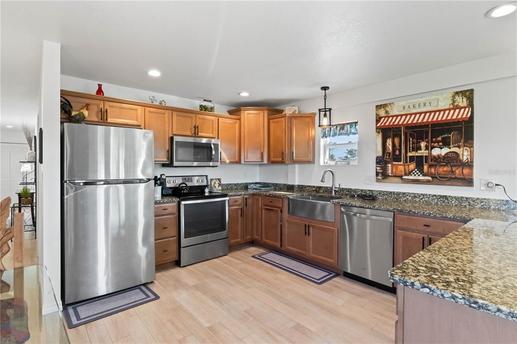 На продажу: $998,888 (8.85 acres)