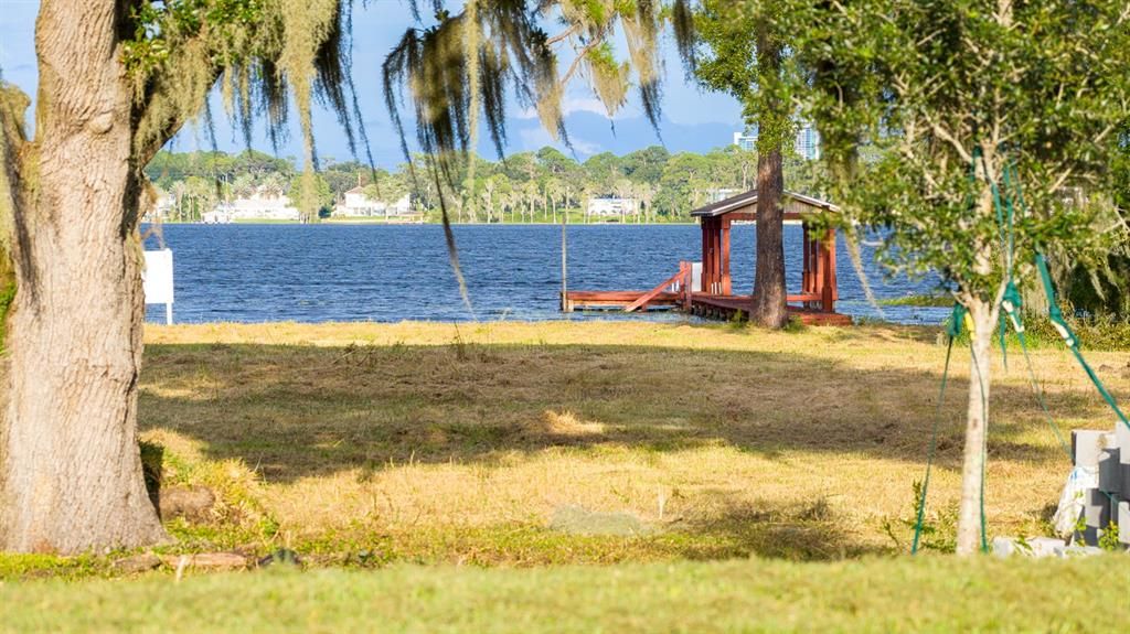 На продажу: $1,950,000 (1.56 acres)