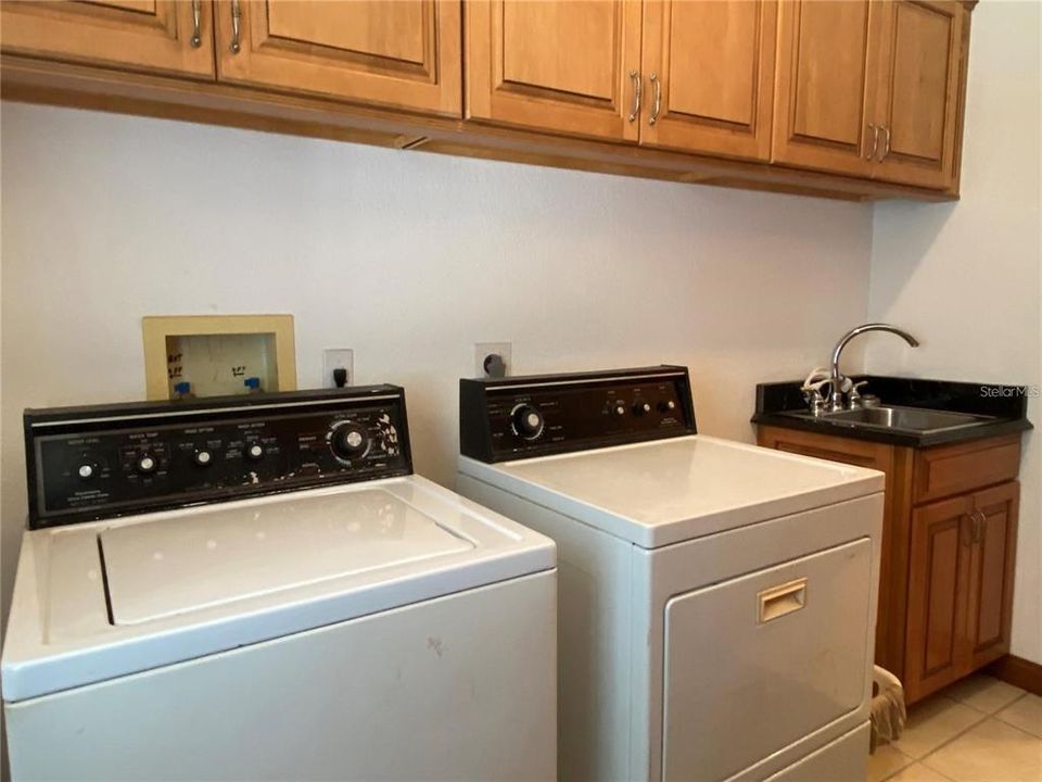 En Venta: $985,000 (3 camas, 2 baños, 3129 Pies cuadrados)
