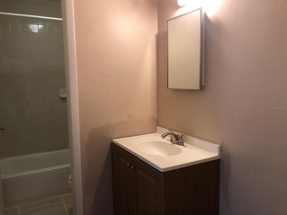 合同活跃: $120,000 (1 贝兹, 1 浴室, 643 平方英尺)