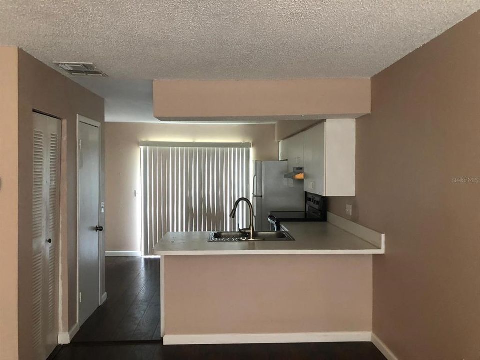 合同活跃: $120,000 (1 贝兹, 1 浴室, 643 平方英尺)