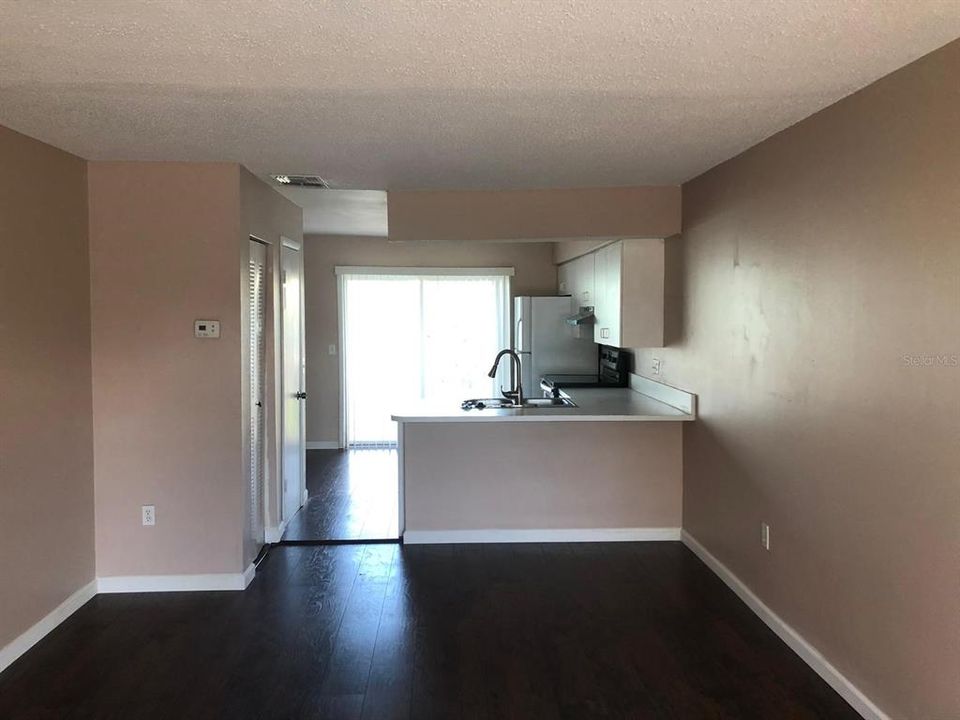 合同活跃: $120,000 (1 贝兹, 1 浴室, 643 平方英尺)