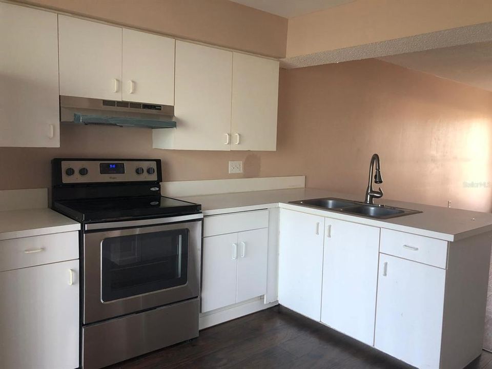 合同活跃: $120,000 (1 贝兹, 1 浴室, 643 平方英尺)