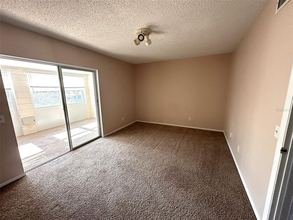 Active With Contract: $87,000 (1 beds, 1 baths, 825 Square Feet)
