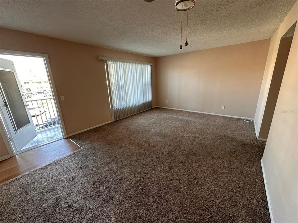 Active With Contract: $87,000 (1 beds, 1 baths, 825 Square Feet)