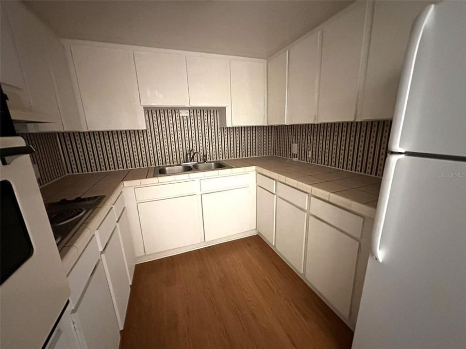 Active With Contract: $87,000 (1 beds, 1 baths, 825 Square Feet)