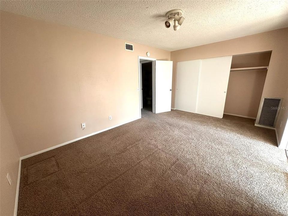 Active With Contract: $87,000 (1 beds, 1 baths, 825 Square Feet)