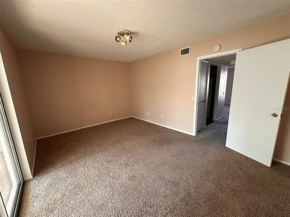 Active With Contract: $87,000 (1 beds, 1 baths, 825 Square Feet)