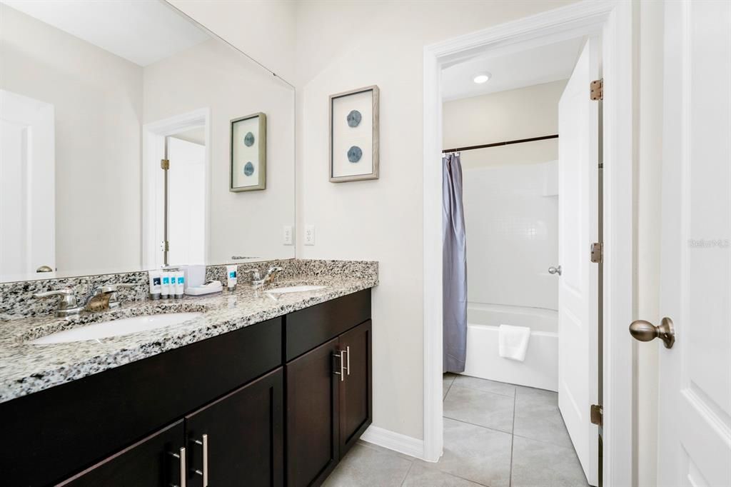 На продажу: $850,000 (7 спален, 5 ванн, 3626 Квадратных фут)