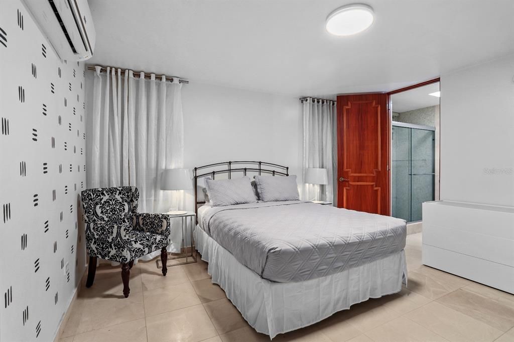 Activo con contrato: $1,450,000 (4 camas, 3 baños, 3000 Pies cuadrados)