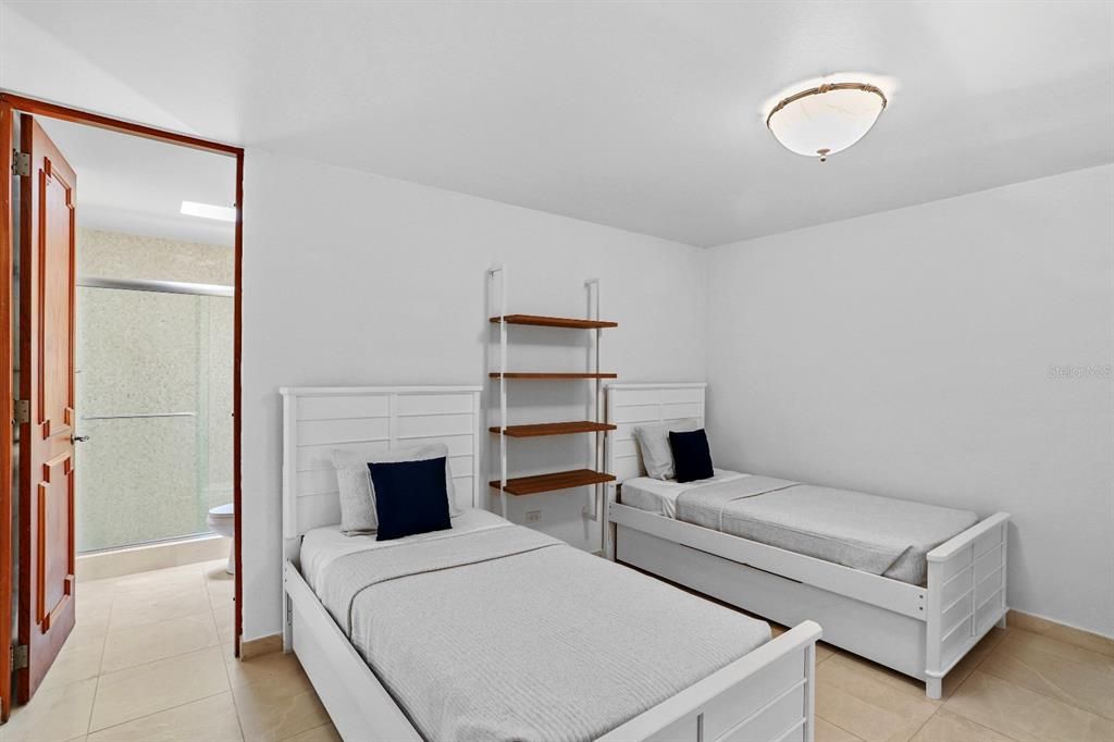 Activo con contrato: $1,450,000 (4 camas, 3 baños, 3000 Pies cuadrados)