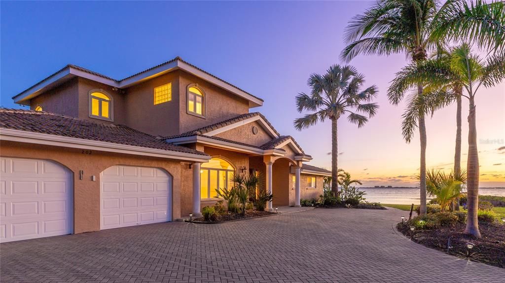 Recently Sold: $1,840,000 (5 beds, 4 baths, 4111 Square Feet)