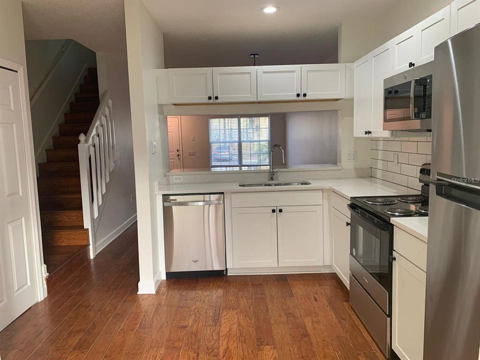 合同活跃: $1,950 (2 贝兹, 2 浴室, 1152 平方英尺)