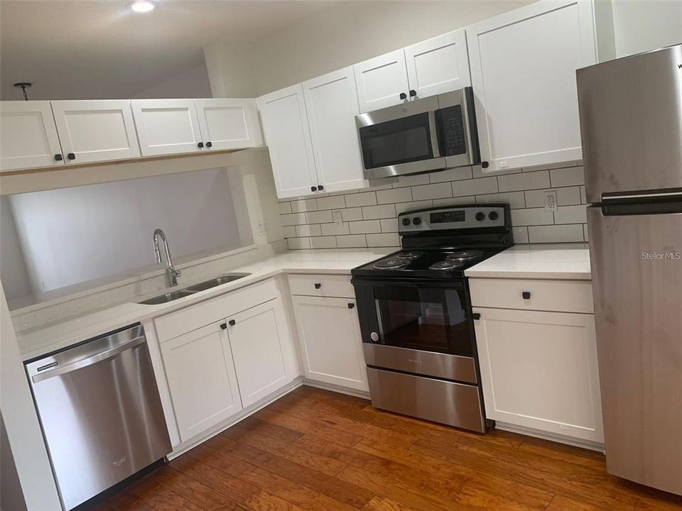 合同活跃: $1,950 (2 贝兹, 2 浴室, 1152 平方英尺)