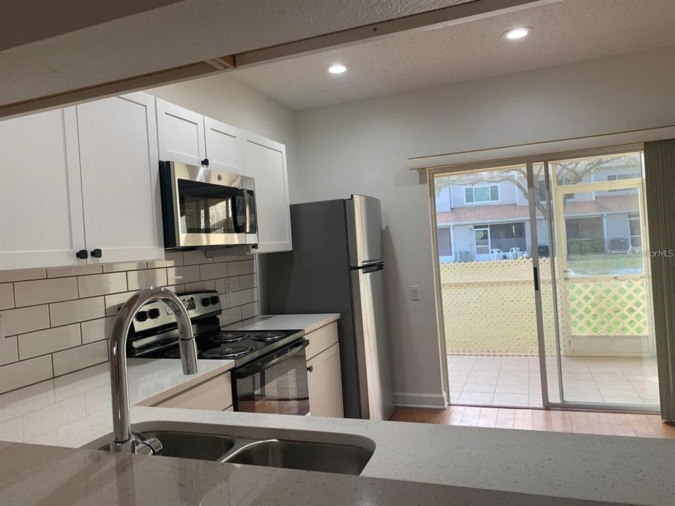 合同活跃: $1,950 (2 贝兹, 2 浴室, 1152 平方英尺)