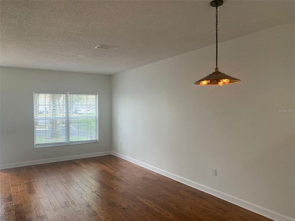 合同活跃: $1,950 (2 贝兹, 2 浴室, 1152 平方英尺)