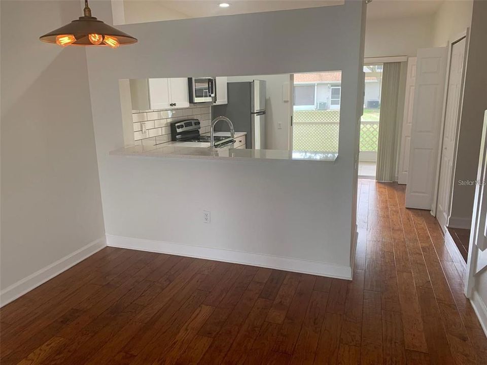 合同活跃: $1,950 (2 贝兹, 2 浴室, 1152 平方英尺)