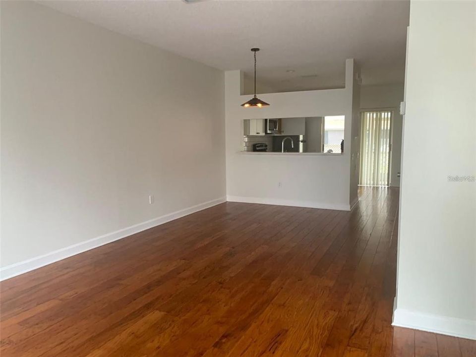 合同活跃: $1,950 (2 贝兹, 2 浴室, 1152 平方英尺)