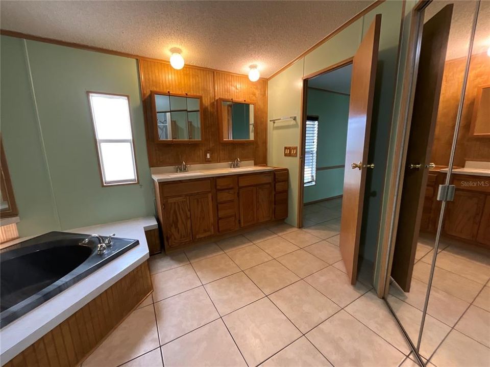 For Sale: $245,500 (3 beds, 2 baths, 1717 Square Feet)