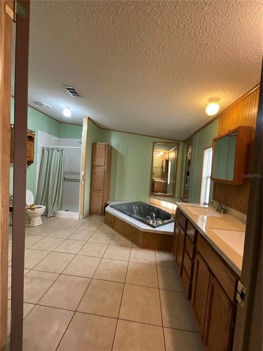 For Sale: $245,500 (3 beds, 2 baths, 1717 Square Feet)