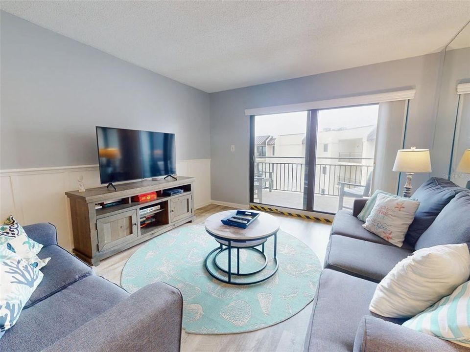 For Sale: $457,000 (2 beds, 2 baths, 1013 Square Feet)