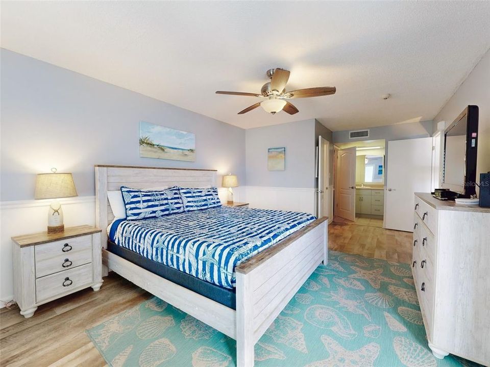 For Sale: $457,000 (2 beds, 2 baths, 1013 Square Feet)