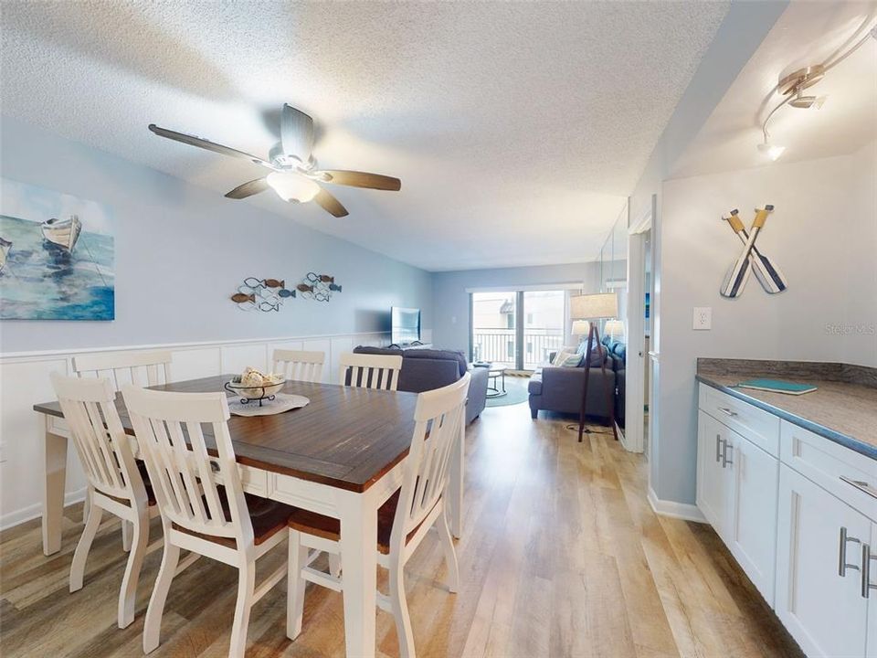 For Sale: $457,000 (2 beds, 2 baths, 1013 Square Feet)