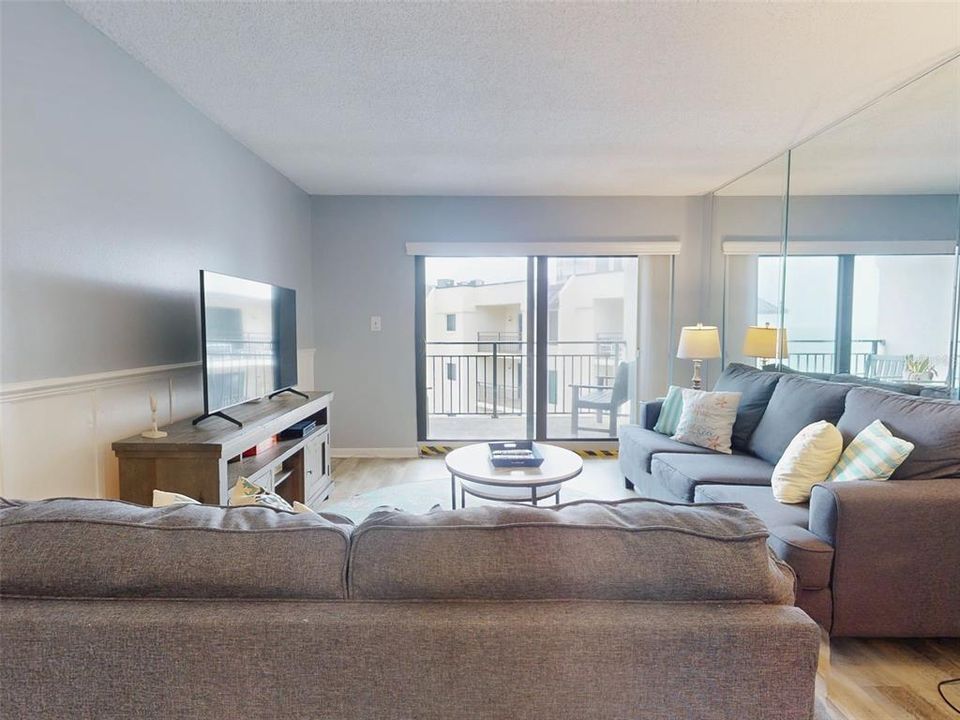 For Sale: $457,000 (2 beds, 2 baths, 1013 Square Feet)