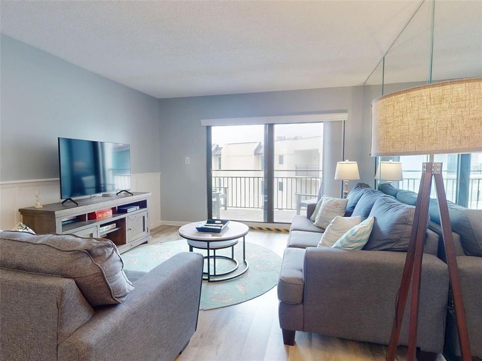 For Sale: $457,000 (2 beds, 2 baths, 1013 Square Feet)