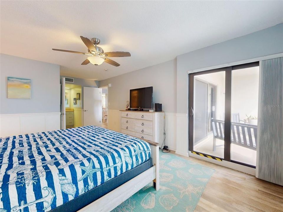 For Sale: $457,000 (2 beds, 2 baths, 1013 Square Feet)