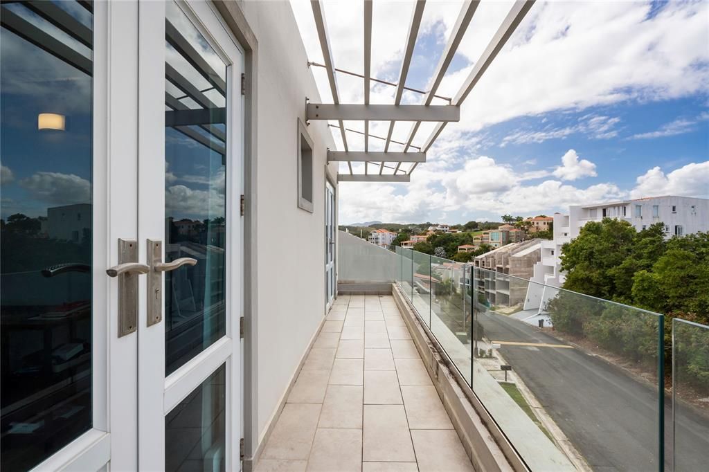 For Sale: $1,750,000 (5 beds, 4 baths, 3000 Square Feet)