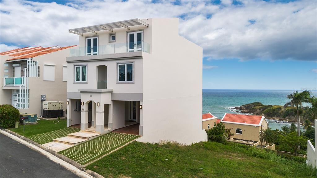 For Sale: $1,750,000 (5 beds, 4 baths, 3000 Square Feet)