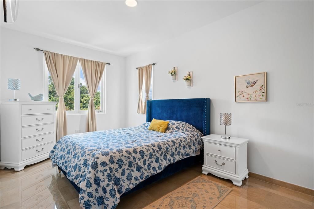 For Sale: $1,750,000 (5 beds, 4 baths, 3000 Square Feet)