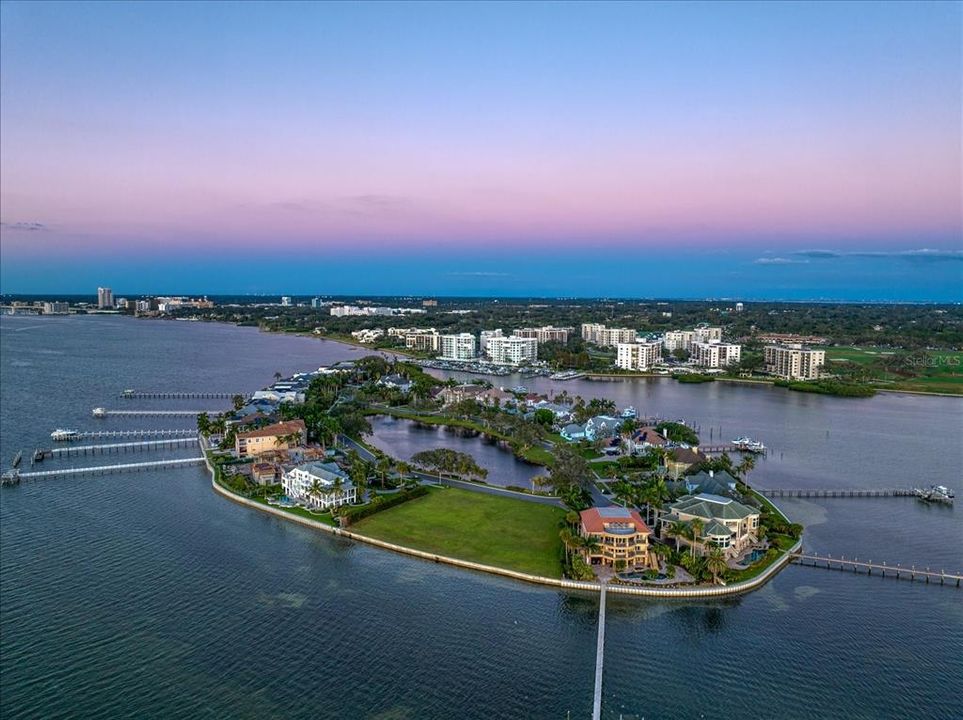 待售: $6,900,000 (1.05 acres)