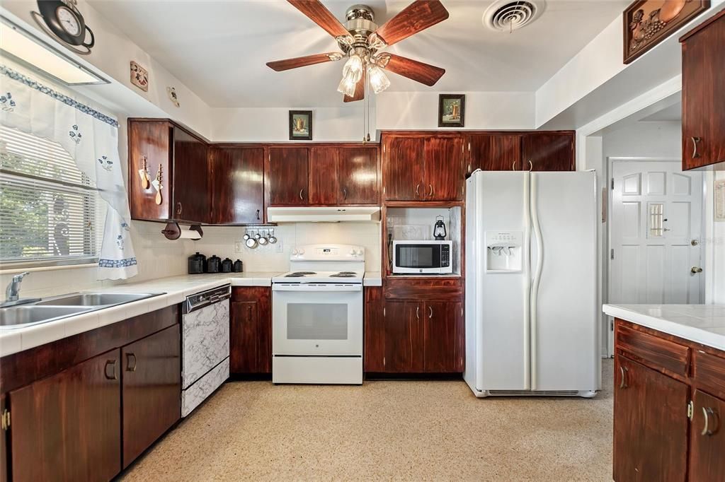 На продажу: $275,000 (2 спален, 2 ванн, 1749 Квадратных фут)