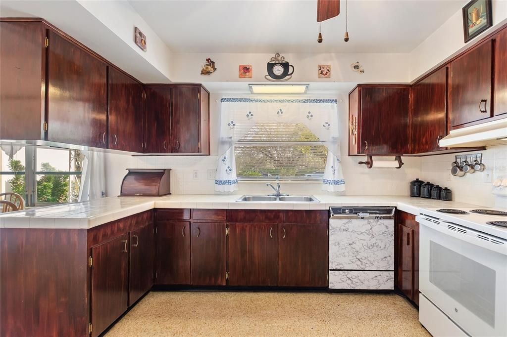 На продажу: $275,000 (2 спален, 2 ванн, 1749 Квадратных фут)