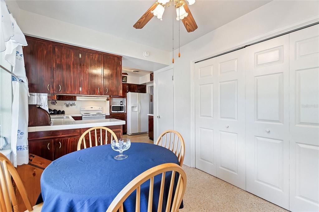 На продажу: $275,000 (2 спален, 2 ванн, 1749 Квадратных фут)