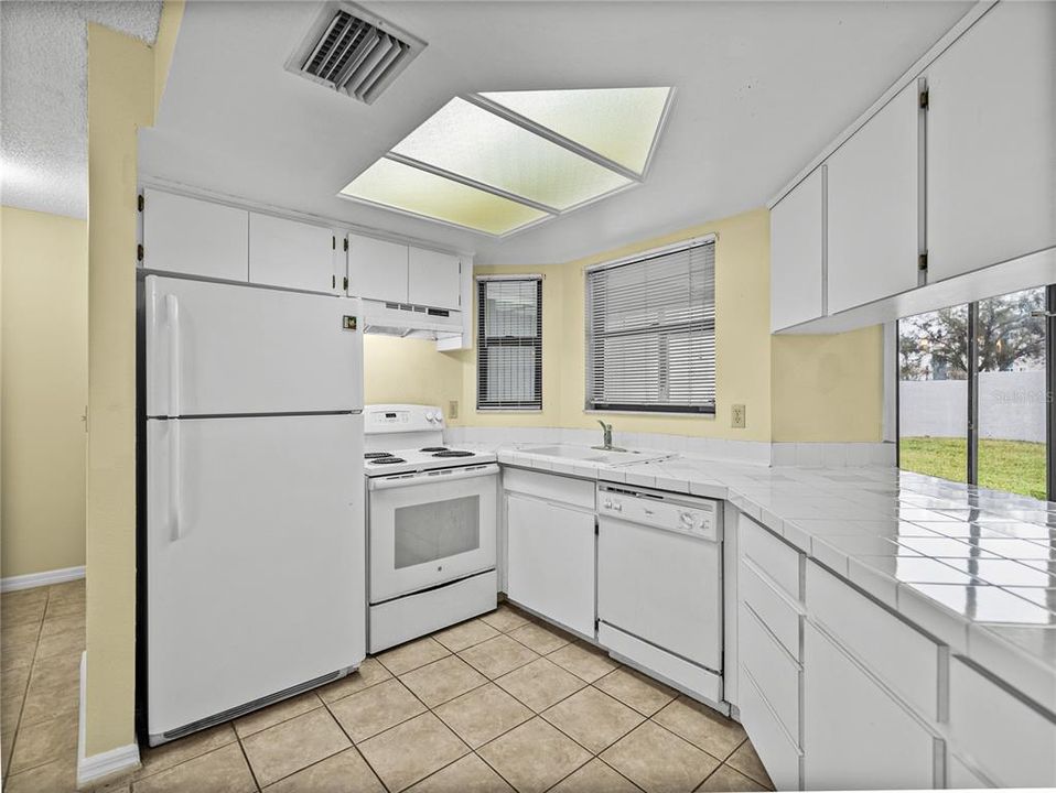 На продажу: $169,900 (2 спален, 1 ванн, 1352 Квадратных фут)