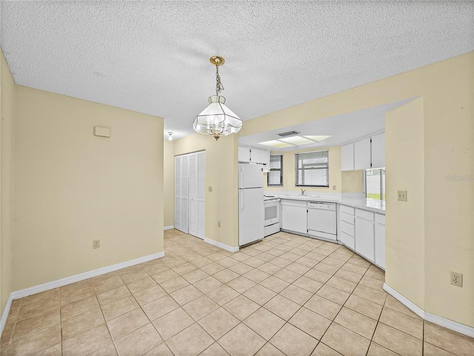 На продажу: $169,900 (2 спален, 1 ванн, 1352 Квадратных фут)