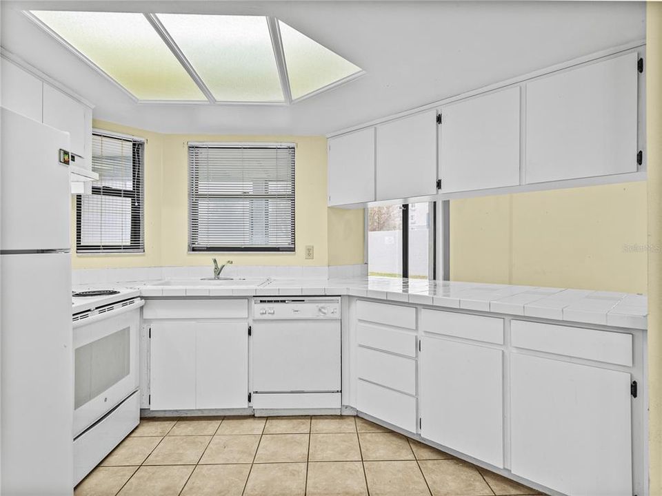 На продажу: $169,900 (2 спален, 1 ванн, 1352 Квадратных фут)