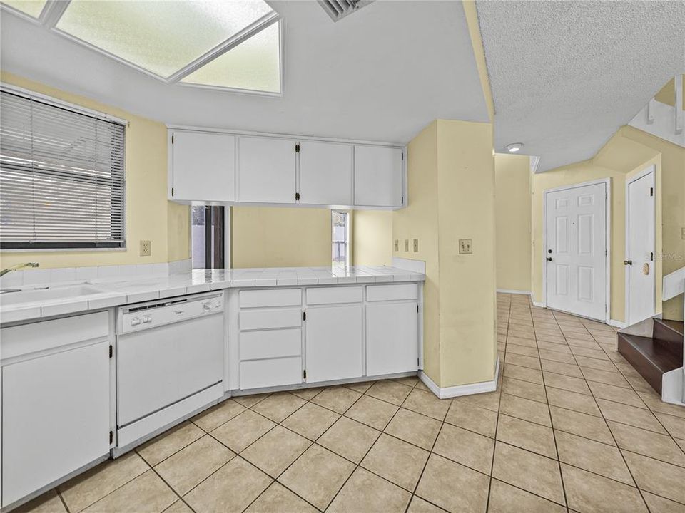 На продажу: $169,900 (2 спален, 1 ванн, 1352 Квадратных фут)