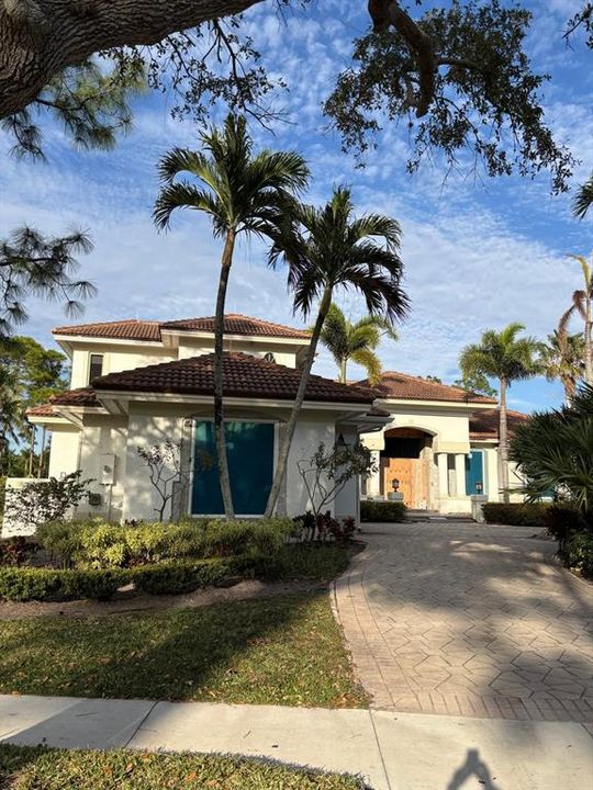 Vendido Recientemente: $1,100,000 (5 camas, 4 baños, 5481 Pies cuadrados)