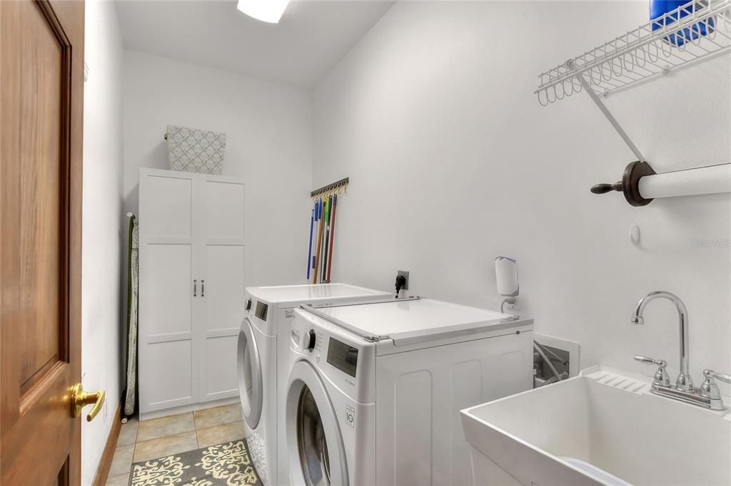 For Sale: $860,000 (4 beds, 3 baths, 3188 Square Feet)